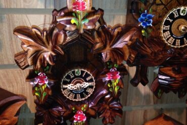 Conheça o estilo de pintura bauernmalerei dos relógios cucos