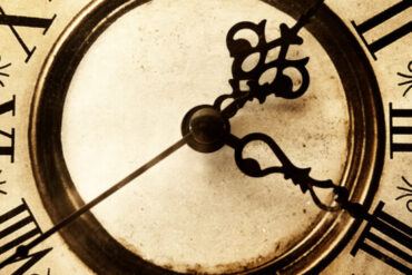 Por que em alguns relógios o número 4 romano aparece como IIII?