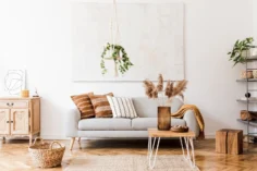 A imagem mostra ideias de decoração para sala com conceito rústico, utilizando tons terrosos, madeira e plantas.