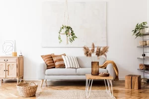 A imagem mostra ideias de decoração para sala com conceito rústico, utilizando tons terrosos, madeira e plantas.