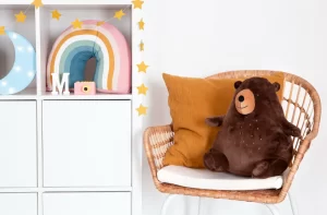 Imagem mostra ideias sobre como decorar um quarto infantil com elementos lúdicos e coloridos.