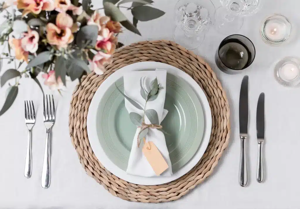 A imagem mostra um exemplo de como decorar uma mesa de jantar, com enfeites e elementos sofisticados.
