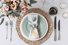 A imagem mostra um exemplo de como decorar uma mesa de jantar, com enfeites e elementos sofisticados.