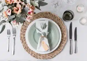 A imagem mostra um exemplo de como decorar uma mesa de jantar, com enfeites e elementos sofisticados.