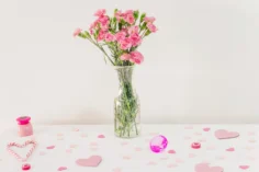 Imagem ilustrativa de um arranjo de flores na decoração para o Dia dos Namorados, em tons rosas.