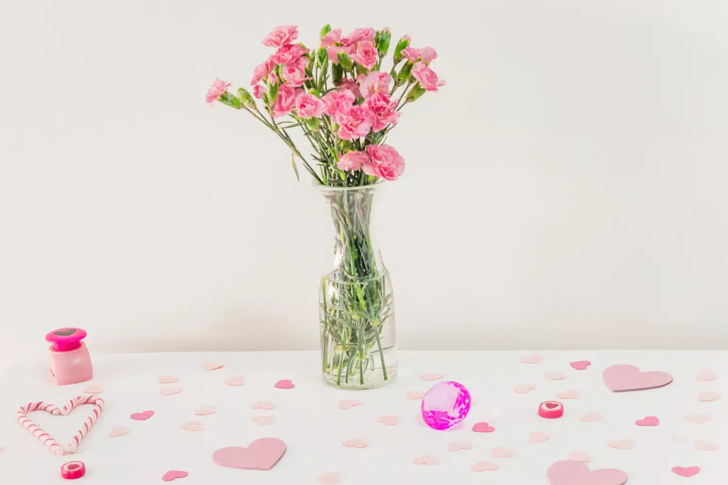 Imagem ilustrativa de um arranjo de flores na decoração para o Dia dos Namorados, em tons rosas.